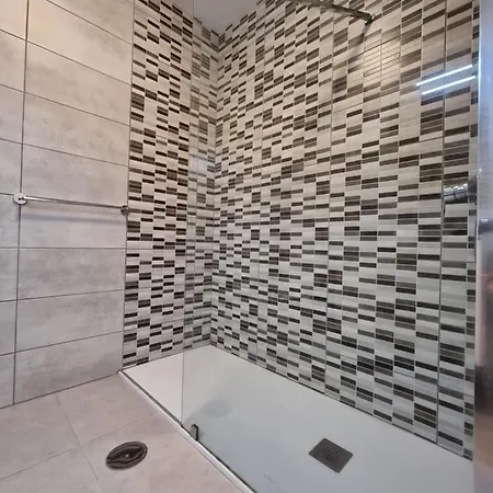 Studio No 2 Just 100 To And Sea, Large Terrace, Heated Pool, Wifi, Aircondition For A Fee Playa de las Americas (Tenerife)