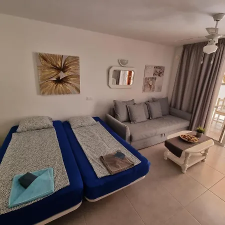 Studio No 2 Just 100 To And Sea, Large Terrace, Heated Pool, Wifi, Aircondition For A Fee *