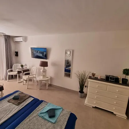 Apartment Studio No 2 Just 100 To And Sea, Large Terrace, Heated Pool, Wifi, Aircondition For A Fee Playa de las Americas (Tenerife)