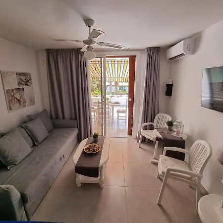 Apartment Studio No 2 Just 100 To And Sea, Large Terrace, Heated Pool, Wifi, Aircondition For A Fee *